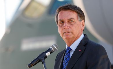 Presidente da República Jair Bolsonaro; aeronave KC-390, da Força Aérea Brasileira (FAB), carregada com 6 toneladas de materiais, entre medicamentos, equipamentos de saúde e alimentos, doados pelo Ministério da Saúde e pela comunidade libanesa no Brasil