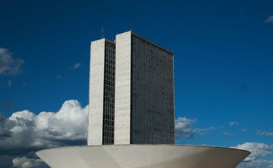 A cúpula menor, voltada para baixo, abriga o Plenário do Senado Federal. A cúpula maior, voltada para cima, abriga o Plenário da Câmara dos Deputados.