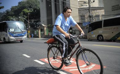 Novo trecho da ciclovia, a rota Cosme Velho-Laranjeiras de 10,4 km, onde ciclistas dividem espaço com ônibus, carros, motos e pedestres.Com a nova rota o Rio completa 400 km de ciclofaixa (Tânia Rêgo/Agência Brasil)