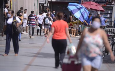 População usa máscaras nas ruas do Rio de Janeiro, desde ontem (23) a prefeitura tornou o uso obrigatório através de decreto.