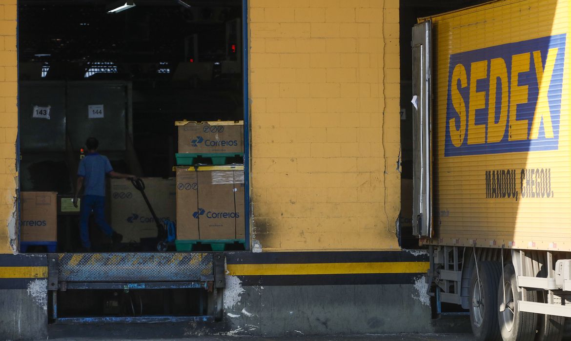 Movimento no Centro de Tratamento de Encomendas dos Correios, em Benfica