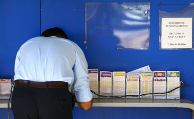 Apostadores fazem filas em casas lotéricas de Brasília. A Caixa Econômica Federal sorteia amanhã (12) a lotofácil da Independência.