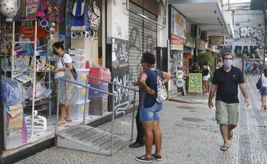 Rio de Janeiro - Lojas de rua na Tijuca funcionam em reabertura antecipada do comércio pela Prefeitura, com flexibilização das medidas de isolamento social pela pandemia do novo coronavírus (covid-19). (Fernando Frazão/Agência Brasil)