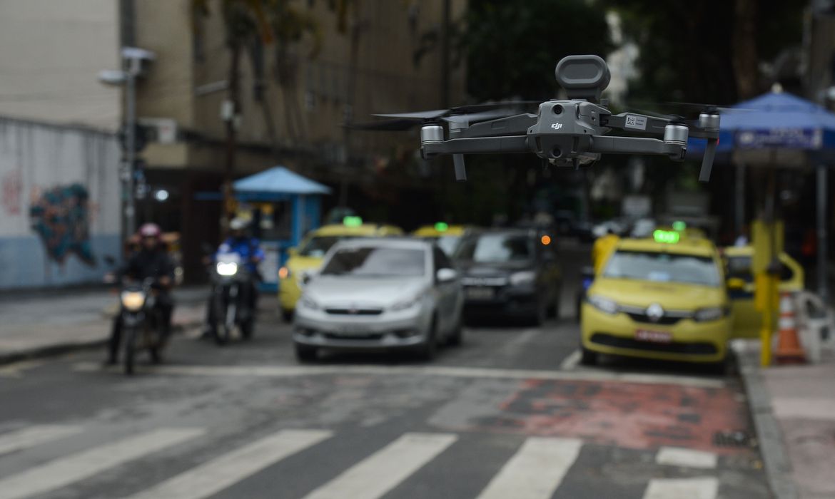 Drone com alto-falante é usado para evitar aglomerações na zona sul do Rio de Janeiro.