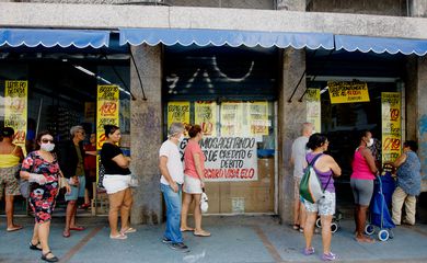 Filas se formam em frente a bancos e supermercados no Famengo, zona sul da cidade.