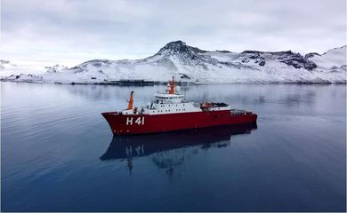 A Marinha do Brasil, em continuidade às ações que visam a dar suporte ao Programa Antártico Brasileiro (PROANTAR), enviará ao continente antártico, no dia 28 de outubro, o Navio
Polar (NPo) “Almirante Maximiano”. O “Tio Max”