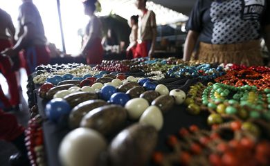 Brasília - Feira de artesanato indígena durante a abertura da Semana do Índio, no Ministério da Justiça. (Marcelo Camargo/Agência Brasil)