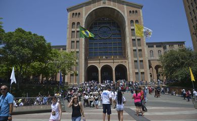 Aparecida (SP) - Devotos de Nossa Senhora Aparecida comparecem ao Santuário Nacional no dia da Padroeira do Brasil (Rovena Rosa/Agência Brasil)