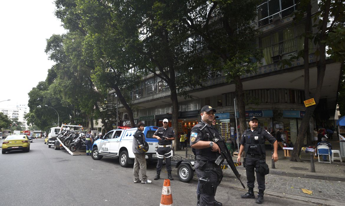Rio de Janeiro -  A Polícia Militar e a Força Nacional realizam operação em comunidades do Rio e da Baixada Fluminense controladas pela facção Comando Vermelho, à qual pertence o criminoso Nicolas Labre Pereira de Jesus,  conhecido como Fat Family, resgatado, por um grupo de traficantes, do Hospital Municipal Souza Aguiar (Tânia Rêgo/Agência Brasil)