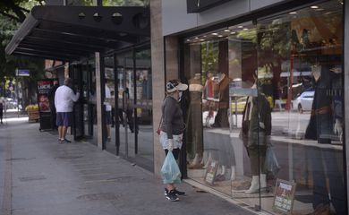 Rio tem primeiro dia útil de reabertura do comércio de rua