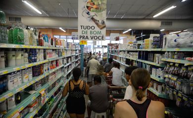 Vitória (ES) - Supermercados lotados e com filas nos caixas e na entrada funcionam em horário reduzido. (Tânia Rêgo/Agência Brasil)