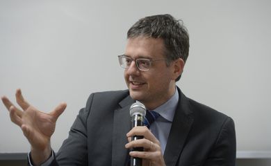 O defensor Público Geral, Rodrigo Pacheco,  fala durante evento de assinatura de protocolo de cooperação entre a Defensoria Pública do Rio de Janeiro e a ADOULASRJ.