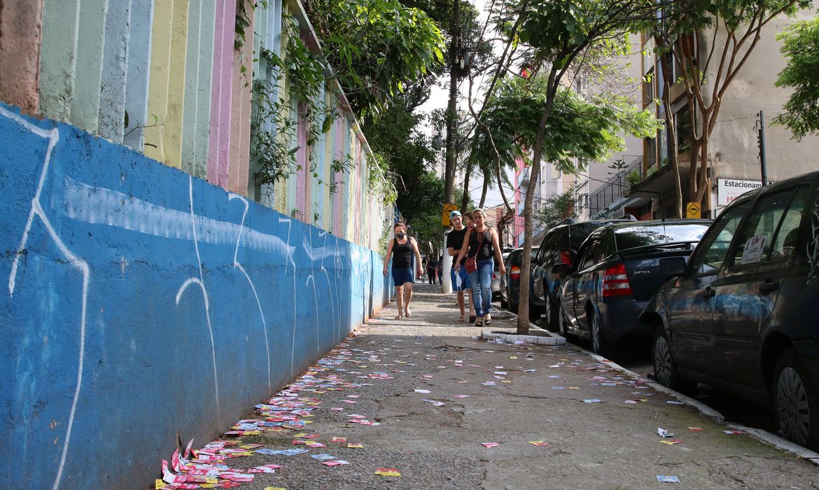 São Paulo - Panfletos dos candidatos das eleições municipais, conhecidos como santinhos, descartados na rua Humaitá, Bela Vista.