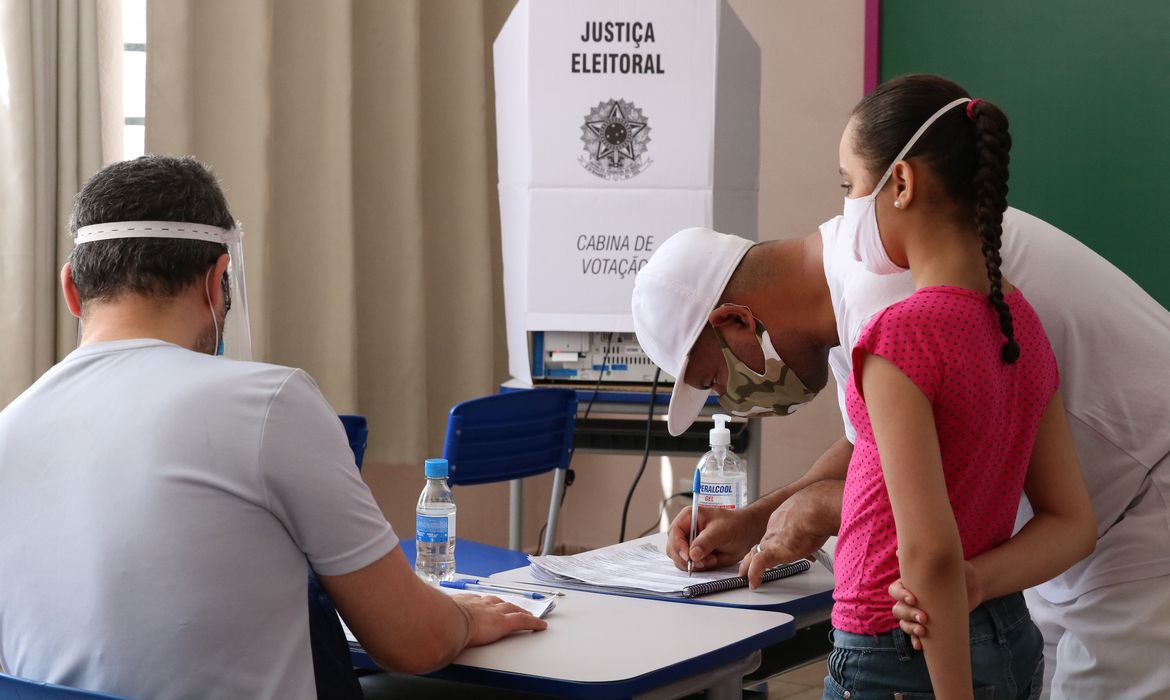 São Paulo - Eleitores votam no segundo turno das eleições para prefeito na Escola Municipal de Ensino Fundamental Celso Leite Ribeiro Filho, na Bela Vista.