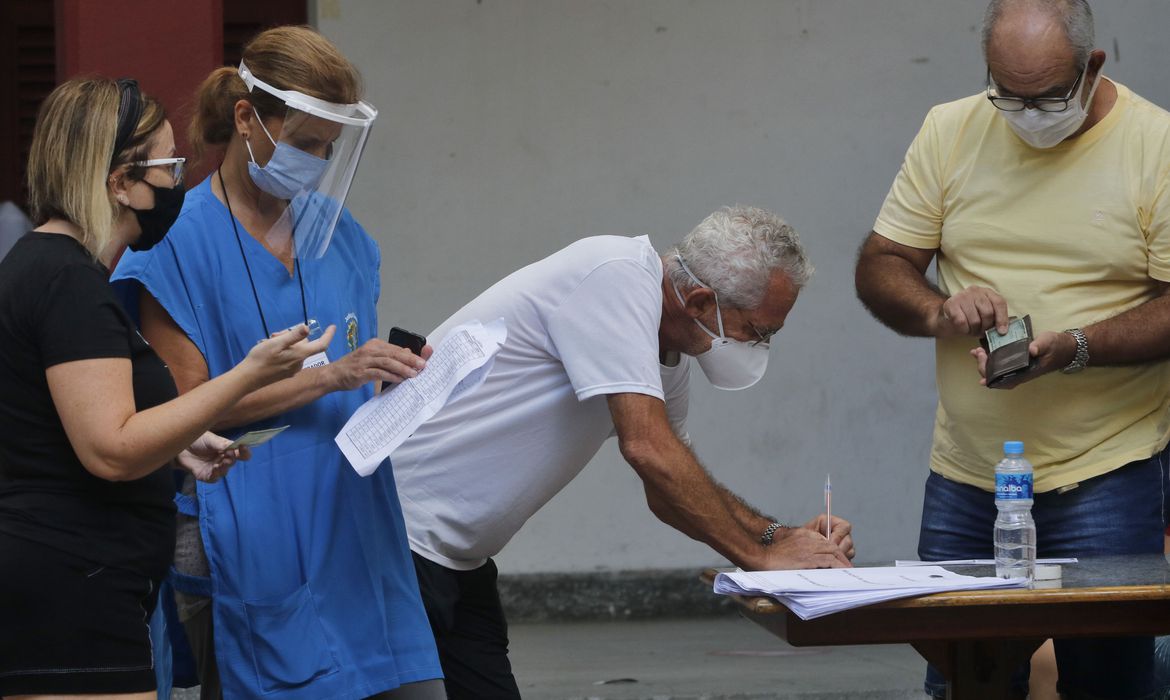 Rio de Janeiro - Movimentação dos eleitores durante eleições municipais de 2020  4ª zona eleitoral, no Colégio Bennett, no bairro do Flamengo. (Fernando Frazão/Agência Brasil)