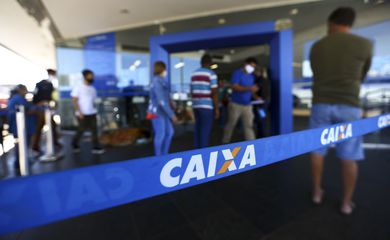 Fila para entrada em agência da Caixa, em Brasília.