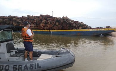 Brasília, 25/12/2020 - As Forças Armadas brasileiras, atuando no âmbito da Operação Verde Brasil 2, não pararam de combater os ilícitos ambientais na Amazônia Legal nem na noite de Natal. Pelo contrário, na madrugada de ontem para hoje, militares da Marinha e do Exército realizaram apreensões de embarcações transportando madeira e ocuparam madeireira, respectivamente, em Santarém e em Itaituba, no estado do Pará.