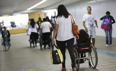 Brasília - A Coordenação de Pessoas com Deficiência (Promodef) do DF realiza atividades em comemoração ao Dia Nacional de Luta da Pessoa com Deficiência, na estação 112 Sul do metrô (Marcelo Camargo/Agência Brasil)