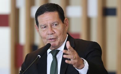 O vice-presidente da República e presidente do Conselho Nacional da Amazônia Legal, Hamilton Mourão, fala à imprensa, após a terceira reunião do colegiado, no Palácio Itamaraty em Brasília