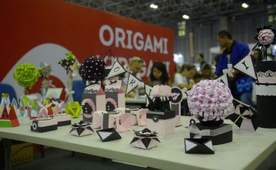 Rio de Janeiro - Oficina de origami no Japan Festival Rio Matsuri, evento que mostra diversas faces da moderna cultura japonesa, no Riocentro, na Barra da Tijuca. (Foto: Tomaz Silva/Agência Brasil)