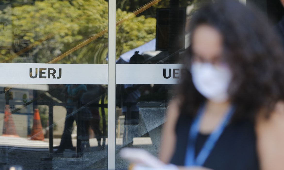 Entrada dos candidatos para o primeiro dia de provas do Exame Nacional do Ensino Médio (Enem) 2020, na Universidade Estadual do Rio de Janeiro(UERJ), na zona norte do Rio.