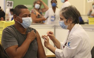 São Paulo - Vacinação contra covid-19 aos profissionais da saúde do Hospital das Clínicas, no Centro de Convenções Rebouças.