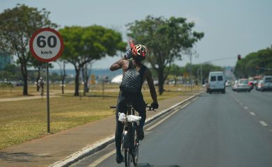 Na esplanada dos ministérios, pessoas utilizam suas bicicletas no dia de comemoração ao Dia Mundial Sem Carro (Marcello Casal Jr/Agência Brasil/Agência Brasil)