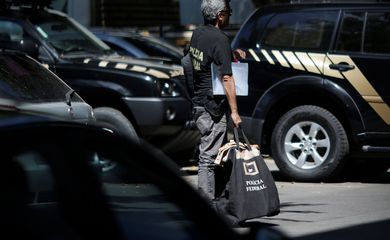 Viaturas e agentes da Polícia Federal no Rio de Janeiro
REUTERS/Ueslei Marcelino