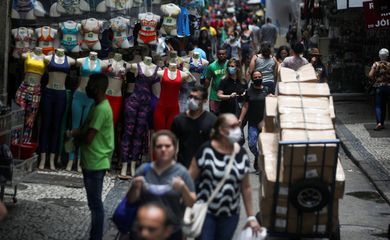 People walk around the Saara street market, amid the outbreak of the coronavirus disease (COVID-19), in Rio de Janeiro, Brazil November 19, 2020. Picture taken November 19, 2020.  REUTERS/Pilar Olivares