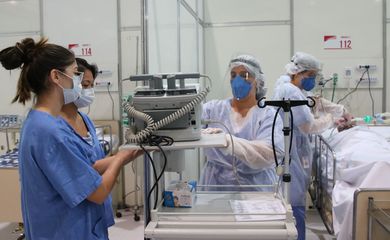 Médicos fazem treinamento no hospital de campanha para tratamento de covid-19 do Complexo Esportivo do Ibirapuera.