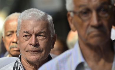 Aeronautas, aeroviários aposentados, e pensionistas do Fundo Aerus, que reúne ex-trabalhadores das extintas Varig e Transbrasil, protestam na Advocacia Geral da União (Fernando Frazão/Agência Brasil)