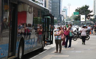 Usuários do transporte público esperam ônibus em ponto da Avenida Paulista durante a fase vermelha da pandemia de covid-19 na capital.