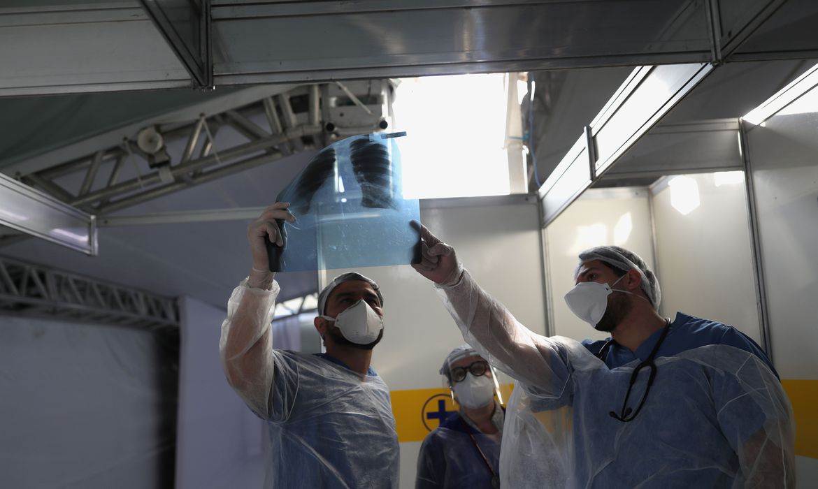 Médicos observam exame de paciente em hospital de campanha em Guarulhos (SP) 
12/05/2020
REUTERS/Amanda Perobelli