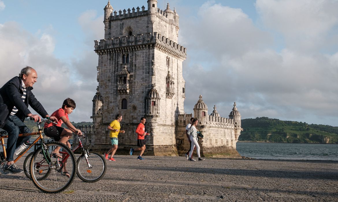 The population takes advantage of its newfound freedom to get some fresh air by walking, or running and cycling in front of the Belem Tower. Lisbon, Portugal, May 05, 2020.
La population profite de sa liberte retouvee pour prendre l air en marchant, ou courant et en fesant du velo devant la tour de Belem. Lisbonne, 5 Mai 2020.NO USE FRANCE