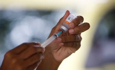 Vacinação drive thru na Universidade Estadual do Rio de Janeiro (UERJ), zona norte do Rio. A cidade do Rio de Janeiro retoma hoje (25) sua campanha de aplicação da primeira dose da vacina contra a covid-19 em idosos da população em geral. Hoje serão vacinados os idosos com 82 anos.