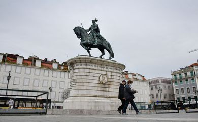 Two people wearing protective masks walk in the Rossio park, Lisbon. 
According to the report of the General Health Department (DSG) Portugal currently has the lowest infection rate in all regions of the country and the lowest in Europe, however, the measures to end lockdown are still under evaluation. (Photo by Jorge Castellanos / SOPA Images/Sipa USA)No Use Germany.