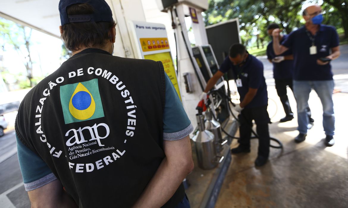 Força-tarefa integrada pela Agência Nacional do Petróleo, Gás Natural e Biocombustíveis (ANP), Procon e Inmetro fiscaliza postos revendedores de combustíveis em Brasília.