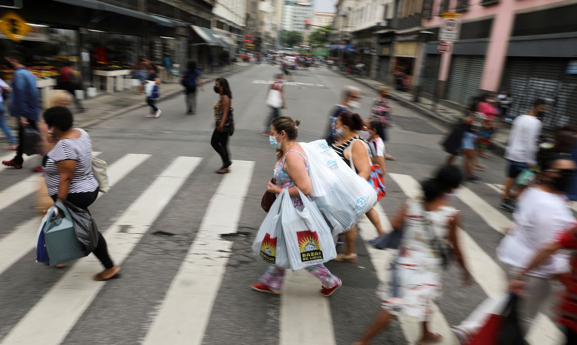 People walk in a popular shopping street before Christmas, amid the coronavirus disease (COVID-19) outbreak, in Rio de Janeiro, Brazil, December 23, 2020. REUTERS/Pilar Olivares