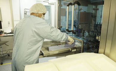 Fiocruz inicia envase do primeiro lote de IFA da vacina Covid-19
