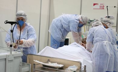Médicos fazem treinamento no hospital de campanha para tratamento de covid-19 do Complexo Esportivo do Ibirapuera.