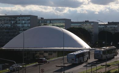 A cúpula menor, voltada para baixo, abriga o Plenário do Senado Federal.