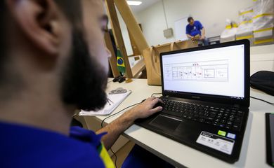 Brasília - Competidores que participarão do Worldskills 2017 realizam treinamento no Centro de Treinamento do Senai-DF (Marcelo Camargo/Agência Brasil)