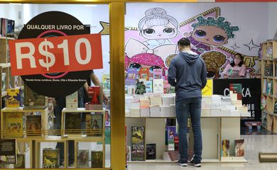 São Paulo - Lojas reabertas no Shopping Light após início da fase de transição do Plano São Paulo para combate à covid-19, que permite o funcionamento das lojas de shopping centers das 11h às 19h.