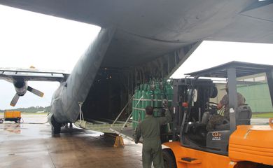 Avião militar C-130, da FAB, com cilindros de oxigênio para tratamento de pacientes de covid-19 em Manaus.