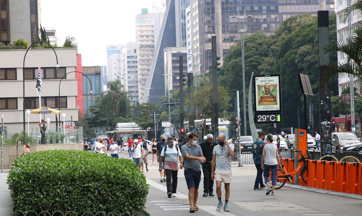 São Paulo - Movimento de pessoas na Avenida Paulista durante a fase vermelha da pandemia de covid-19 na capital.