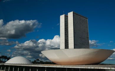 A cúpula menor, voltada para baixo, abriga o Plenário do Senado Federal. A cúpula maior, voltada para cima, abriga o Plenário da Câmara dos Deputados.