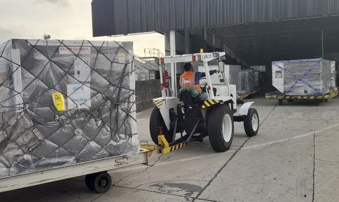O Ministério da Saúde recebeu neste sábado (1º), 220 mil doses da vacina Oxford/AstraZeneca do consórcio Covax Facilit no aeroporto de Guarulhos em São Paulo.O lote faz parte da remessa de 4 milhões de doses dos imunizantes previstos para maio.