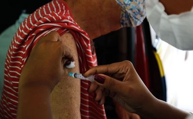 Vacinação drive thru na Universidade Estadual do Rio de Janeiro (UERJ), zona norte do Rio. A cidade do Rio de Janeiro retoma hoje (25) sua campanha de aplicação da primeira dose da vacina contra a covid-19 em idosos da população em geral. Hoje serão vacinados os idosos com 82 anos.