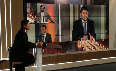 O ministro-chefe da Controladoria-geral da União, Wagner Rosário, participa do programa Sem Censura da TV Brasil. O Programa é apresentado por Marina Machado e hoje teve a participacao dos repórteres convidaddos: José Maria Trindade, da Joven Pan e Murilo Camarotto, do Valor Econômico.