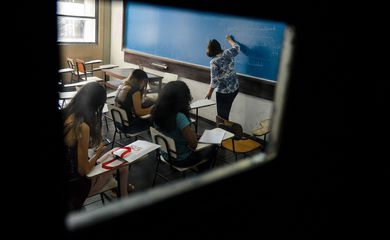 Rio de Janeiro - A Universidade Estadual do Rio de Janeiro(Uerj) volta às aulas. De acordo com os diretores, a decisão pela volta deve-se ao avanço no restabelecimento das condições mínimas de limpeza, manutenção de elevadores e segurança e à preocupação com o enorme prejuízo que os sucessivos adiamentos vêm impondo aos estudantes de graduação e do Colégio de Aplicação (CAP). Profundamente atingida pela crise financeira do governo fluminense, a Uerj adiou cinco vezes o início das aulas referentes ao segundo semestre de 2016. (Foto: Tânia Rêgo/Agência Brasil)